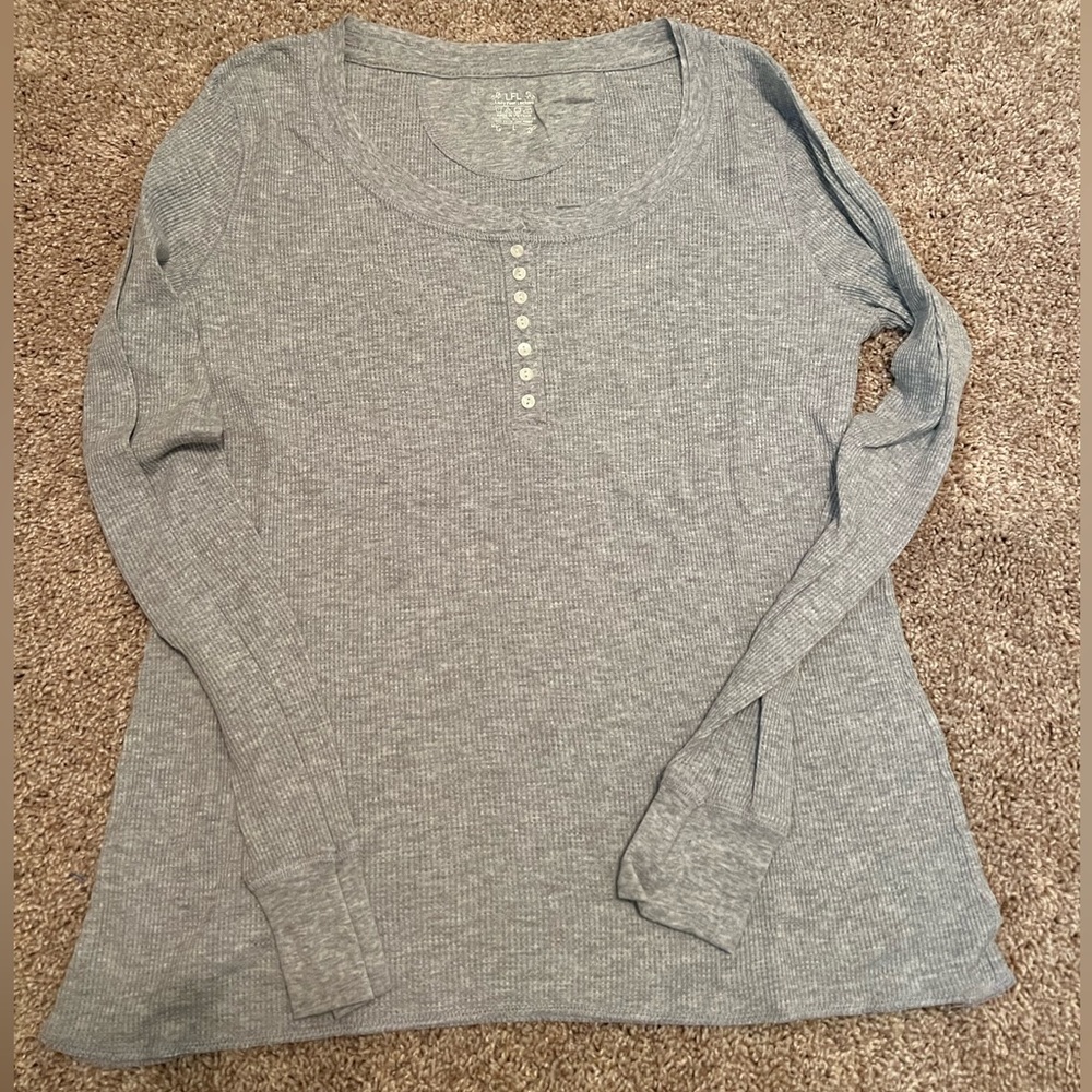 EUC Gray long sleeve Lady Foot Locker thermal shirt size large.